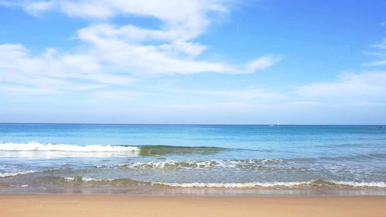 蓝天岛阳光明媚。海浪慢水溅岸金色沙滩夏日。旅游热带海滩度假放松海滨天堂。视频4k复制空间区域视频素材