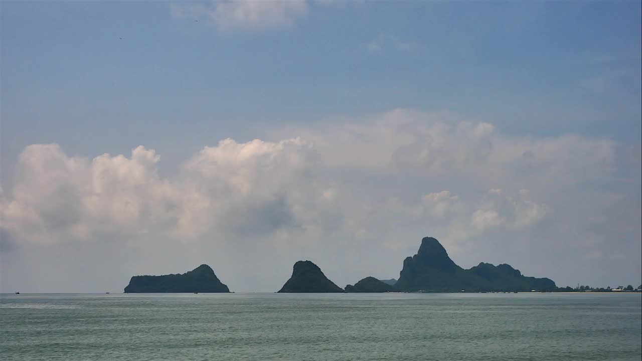 海上飘着蓬松的白云。积云云景延时视频素材