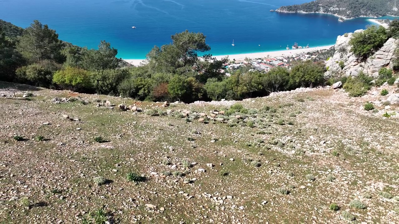 利西亚路在法拉利亚Oludeniz海滩无人机视频，Kumburnu海滩费特希耶，穆拉土耳其视频素材