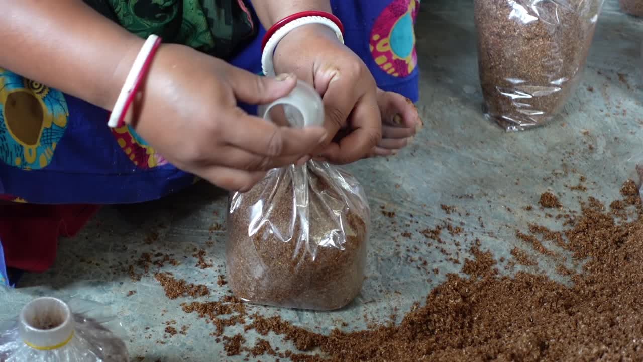 一名女工正在家里的农场里准备种植香菇的单子。顶角视图慢动作视频。视频素材