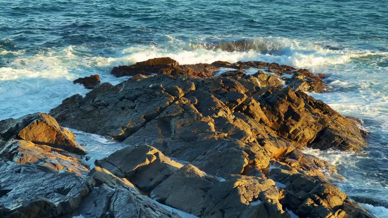 美丽的海浪冲击着海岸的岩石岬角。视频素材