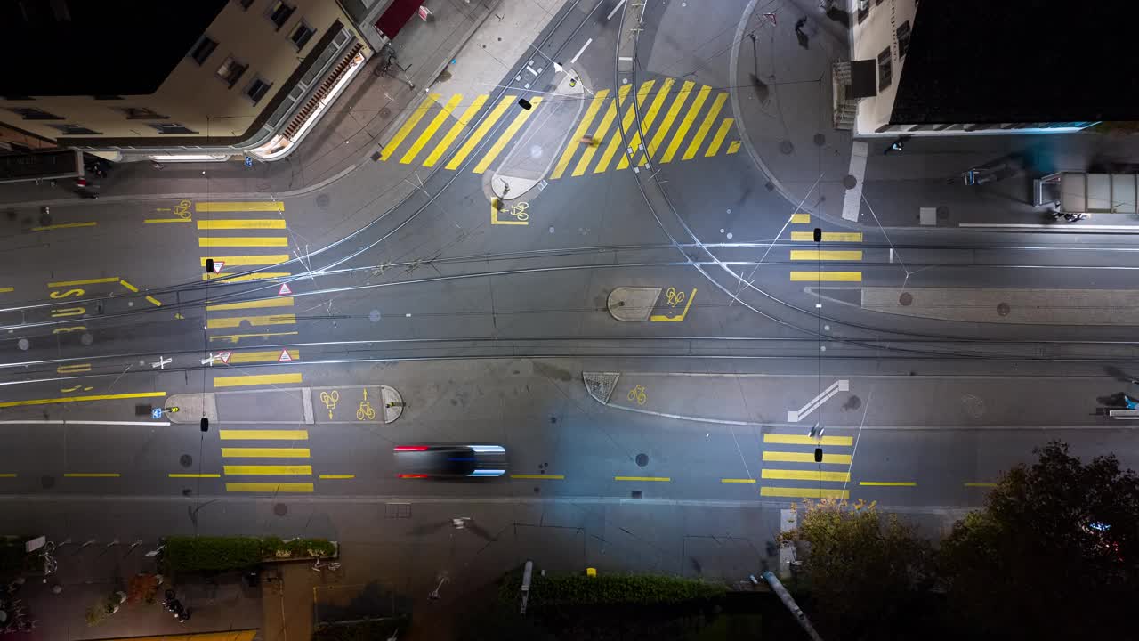 夜间照明苏黎世市中心有轨电车交通街道十字路口空中俯瞰全景4k延时瑞士视频素材