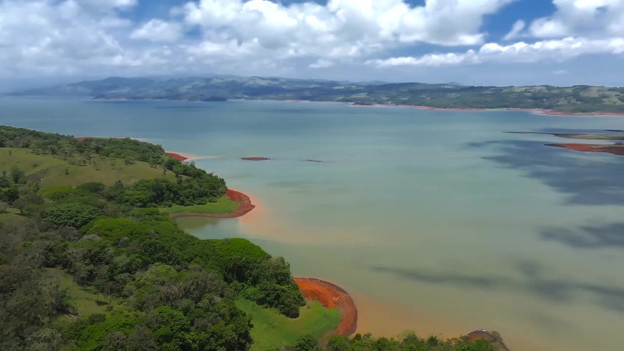 阿雷纳尔湖鸟瞰图位于北部高地视频素材