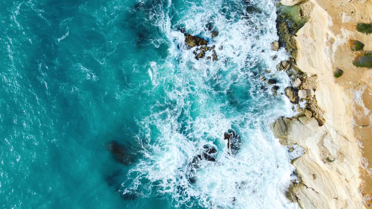 纯净的蓝色海水海浪撞击山，美丽的空中俯瞰景观，塞浦路斯视频素材