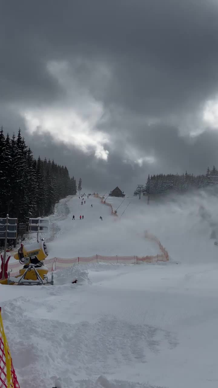 滑雪场的斜坡被雪枪覆盖着视频素材