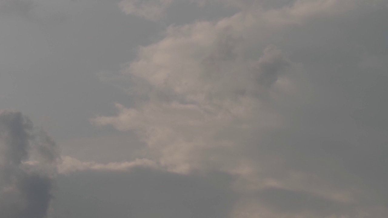 黑色雨云在多云的天空中逐渐变大，最后逐渐消失的快速场景，抽象的美丽的雨季云景环境变化的时间流逝视频素材