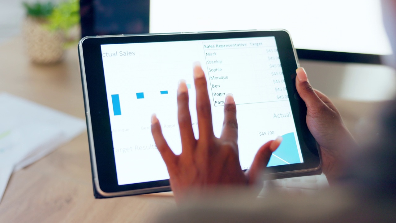 平板屏幕、掌上电脑及办公销售数据，用于广告、统计及营销目标。技术，kpi图表和商业女性与触摸屏分析，图表和信息图表。视频素材