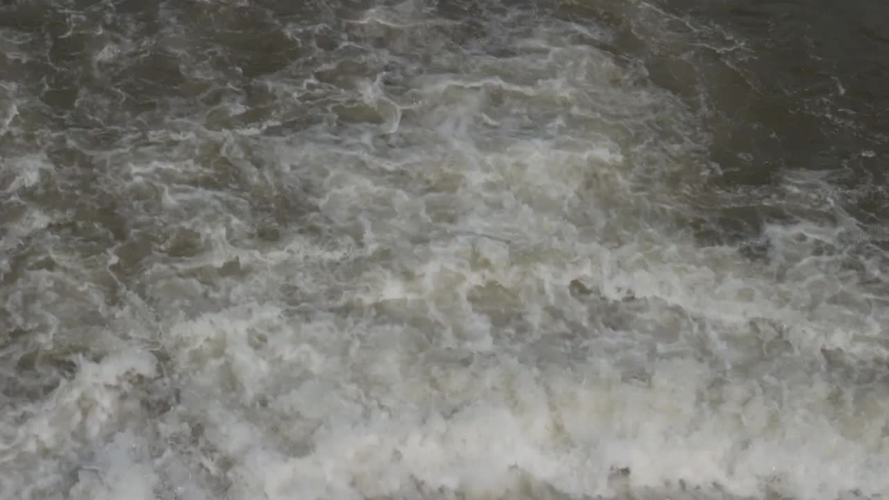 春季暴雨洪水期污浊河水的近景视频下载