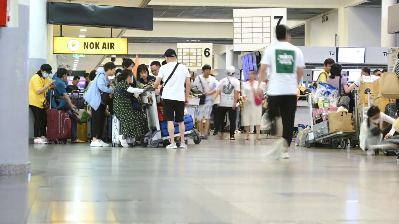 泰国机场的登机时间表视频素材