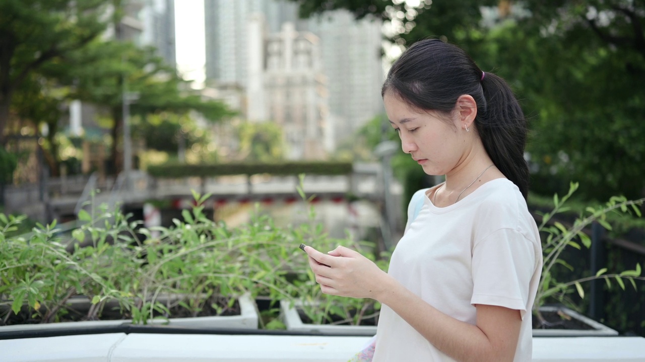 特写女商人用智能手机上的人工智能聊天机器人打字视频素材