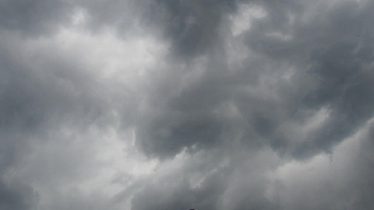 可怕的空气旋风。龙卷风的形成。积雨云、阵雨云、雷雨云是垂直发展的对流云团，其底部为深灰色或黑色。视频素材