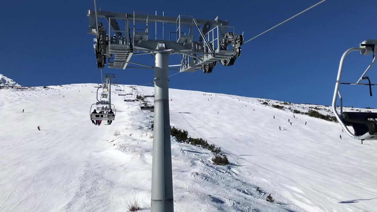 延时超延时视频剪辑四人滑雪椅升降机在一个雾蒙蒙的山视频素材