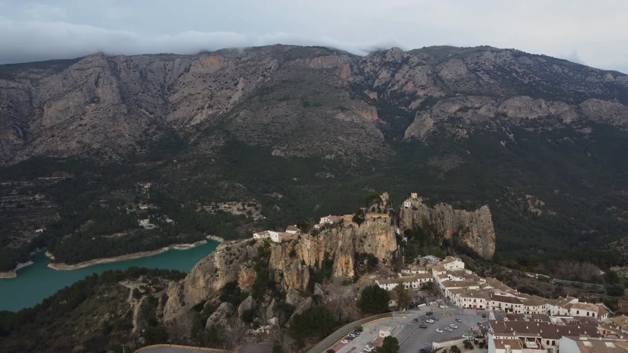 鸟瞰图，景观上有一个古老的小村庄，顶部有一块岩层。Guadalest,阿利坎特。视频素材