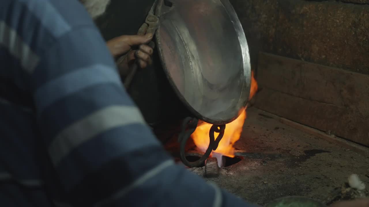 在土耳其的历史名城Şanlıurfa，在锡匠市场，小商店用传统的方法制作锅和锅。视频素材