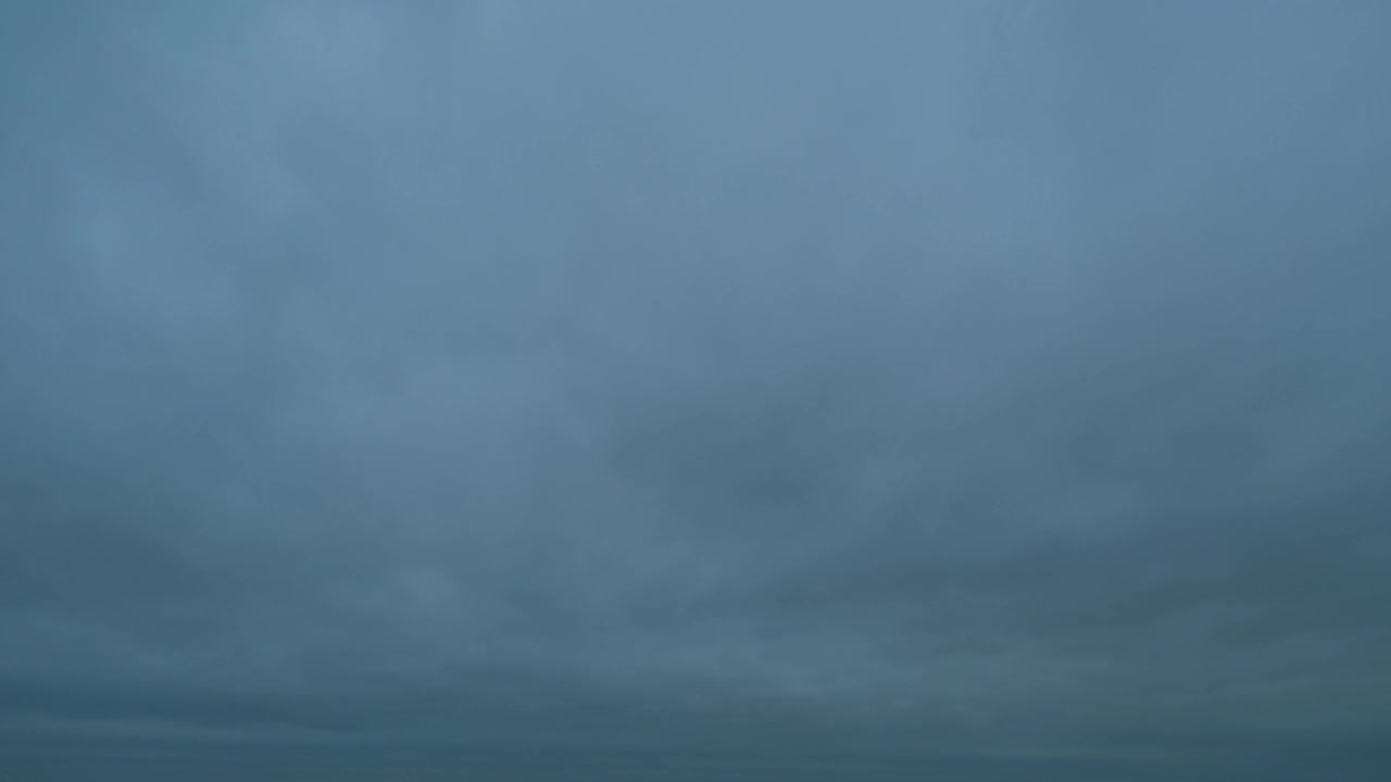 巨大的雷暴在天空中移动。危险天气。时间流逝。视频素材