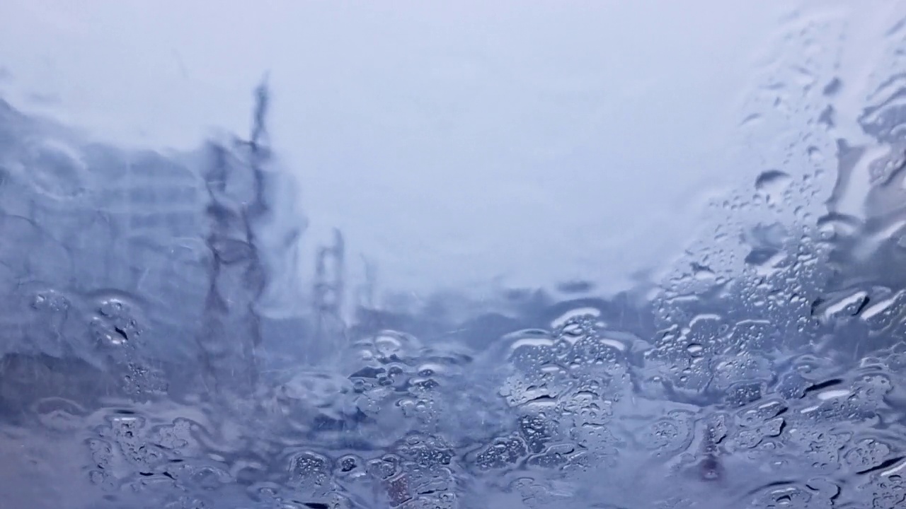 雨打在车窗上，抽象的动作模糊视频下载