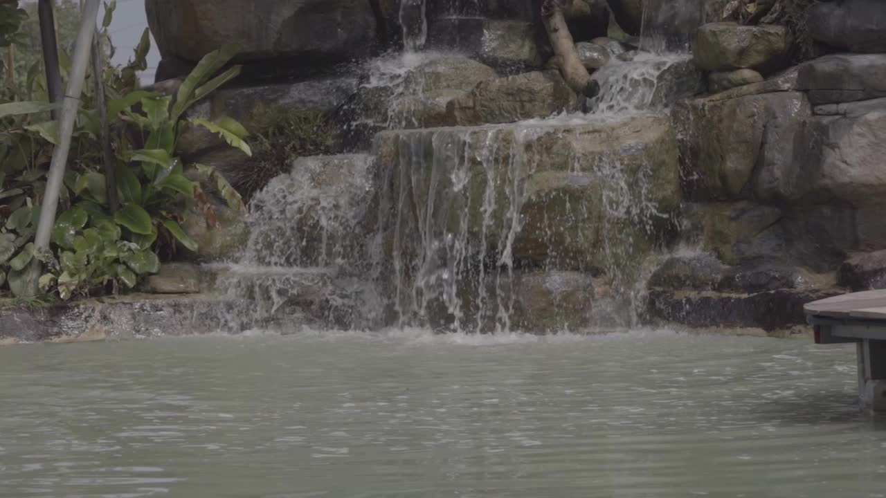 水在石头中的缓慢运动视频素材