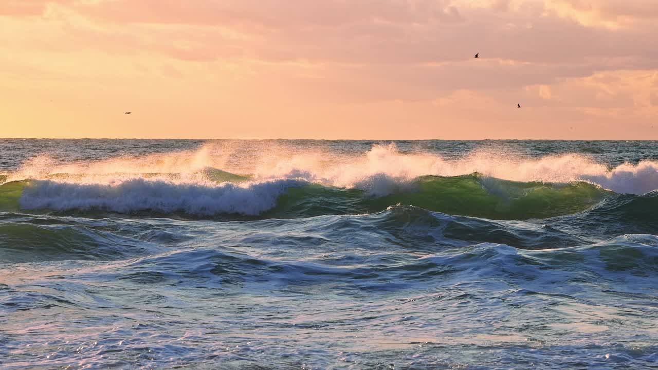 美丽的早晨在海水。巨大的海浪在海洋中溅起水花，向海岸和海滩翻滚视频素材