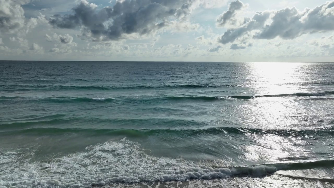 令人惊叹的海滩与海浪泡沫。美丽的海面自然海景。概念度假夏季旅游目的地视频素材