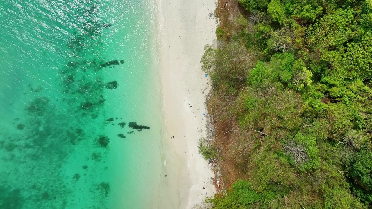 令人惊叹的海滩与海浪泡沫。美丽的海面自然海景。概念度假夏季旅游目的地视频素材