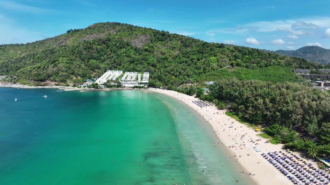 令人惊叹的海滩与海浪泡沫。美丽的海面自然海景。概念度假夏季旅游目的地视频素材