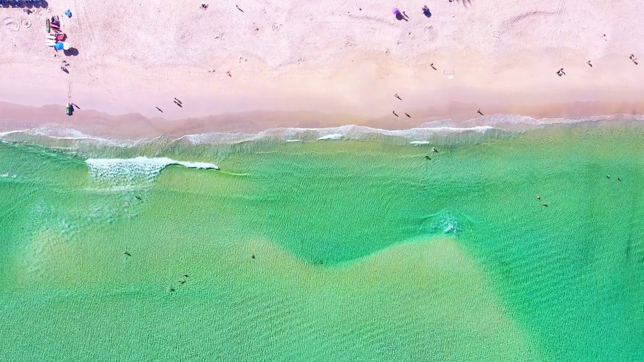 令人惊叹的海滩与海浪泡沫。美丽的海面自然海景。概念度假夏季旅游目的地视频素材