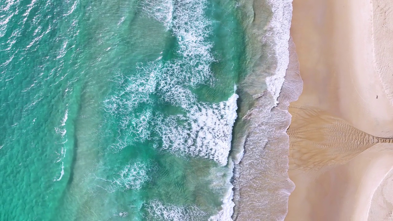 令人惊叹的海滩与海浪泡沫。美丽的海面自然海景。概念度假夏季旅游目的地视频素材