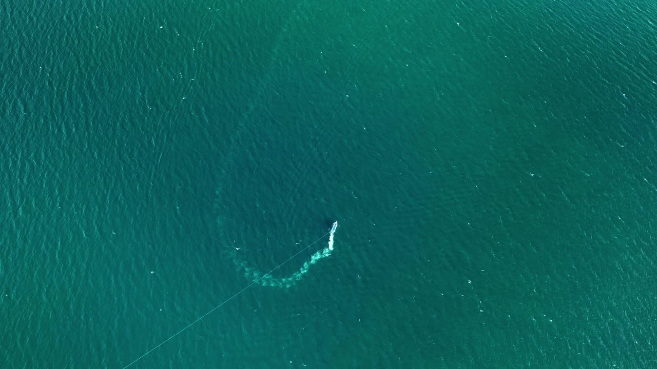 夏季鸟瞰图，美丽的海洋夏季景观，波浪海水表面，高品质视频鸟瞰，无人机查看海洋海洋背景视频素材