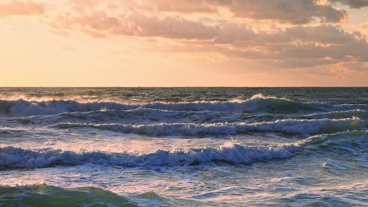 彩色热带海洋日出和大浪滚滚向沙异国海岛海滩视频素材