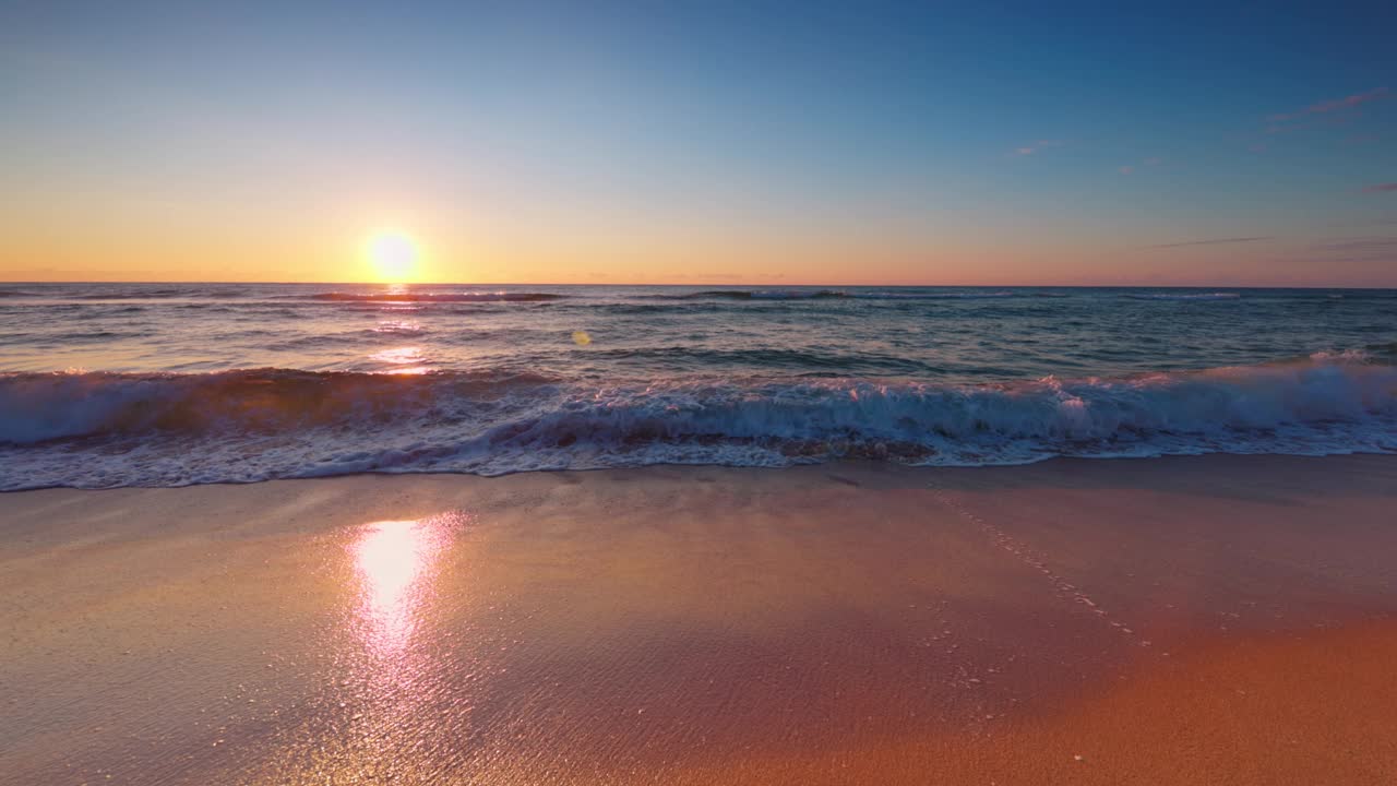 金色的早晨在海边，美丽的海洋海滩日出，4K视频视频素材