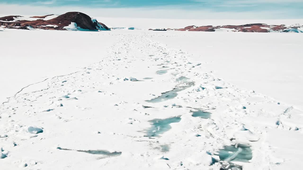 冰和雪在水上视频素材