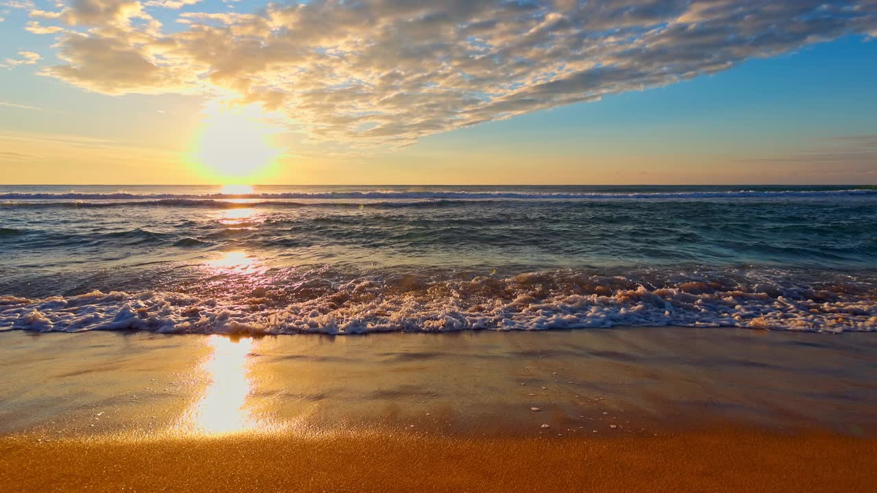 热带海滩海岸和金色的大海日出和飞溅的海浪视频素材