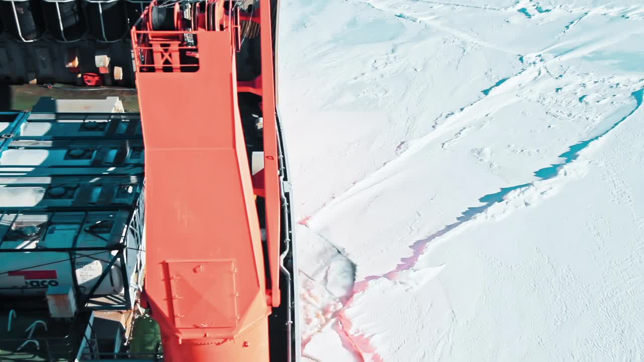 船在航行，打破水面上的冰雪视频素材