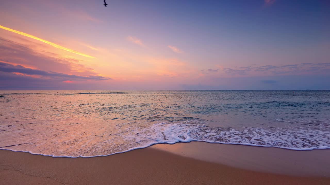 热带海滩海岸和金色的大海日出和飞溅的海浪视频素材