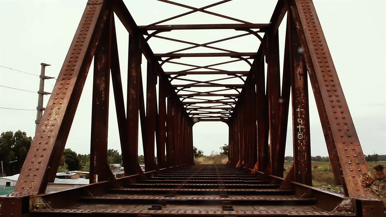 阿根廷布宜诺斯艾利斯省拉普拉塔市“Barrio Puente de Fierro”(铁桥社区)中的一座老铁路桥。视频素材