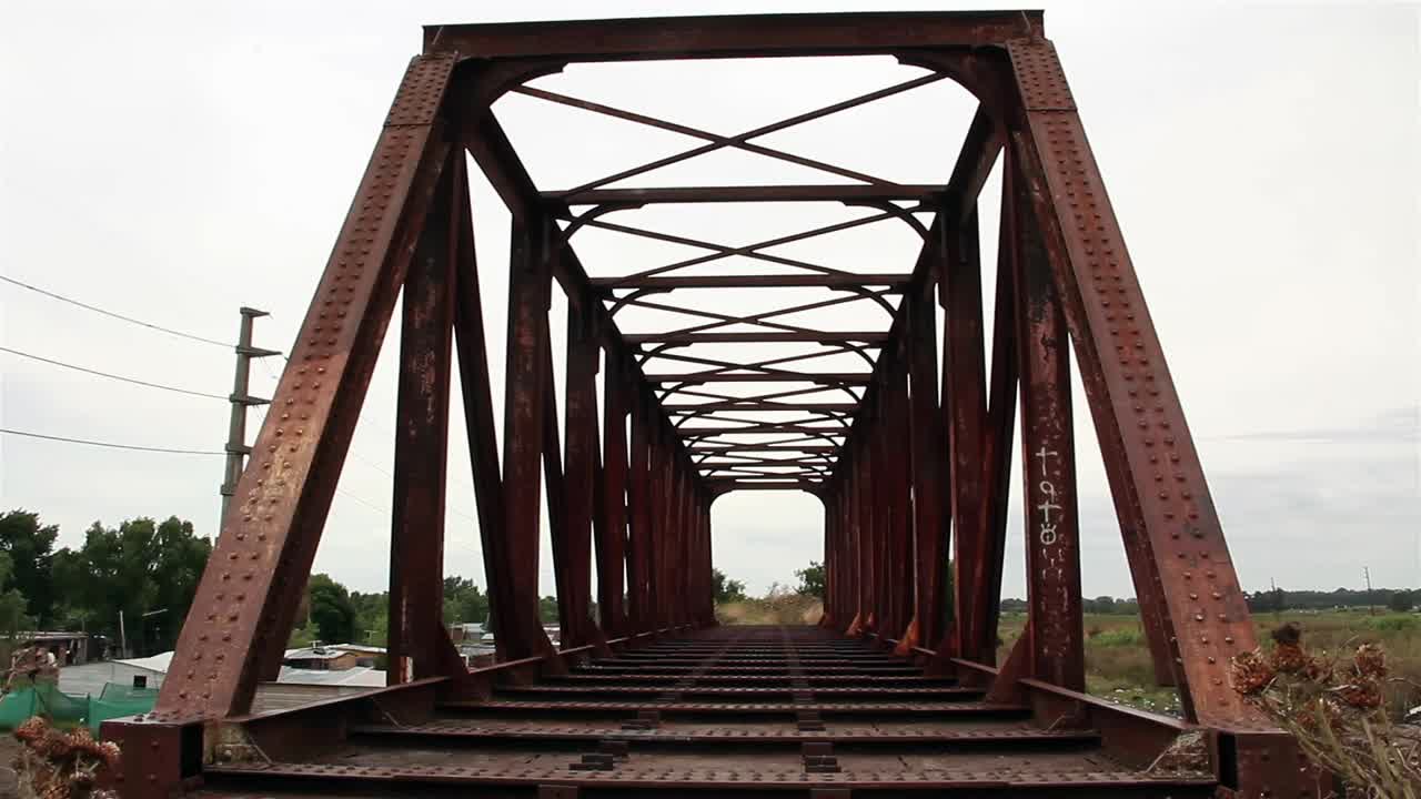 阿根廷布宜诺斯艾利斯省拉普拉塔市“Barrio Puente de Fierro”(铁桥社区)中的一座老铁路桥。视频素材