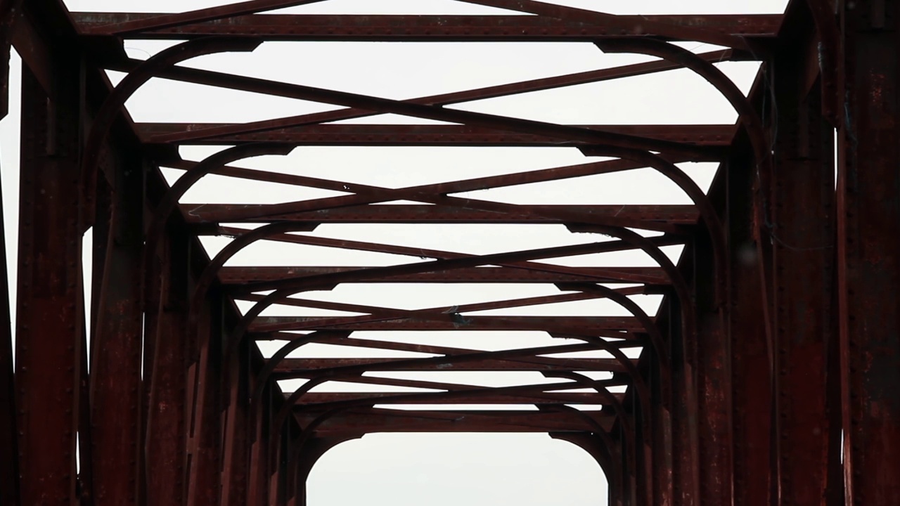 金属桁架桥。一座老铁路桥的梁、支撑及铆接型式图。视频素材