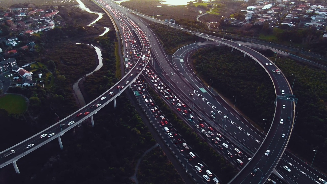 黄昏时分，沃特维尤拥挤的高速公路视频素材