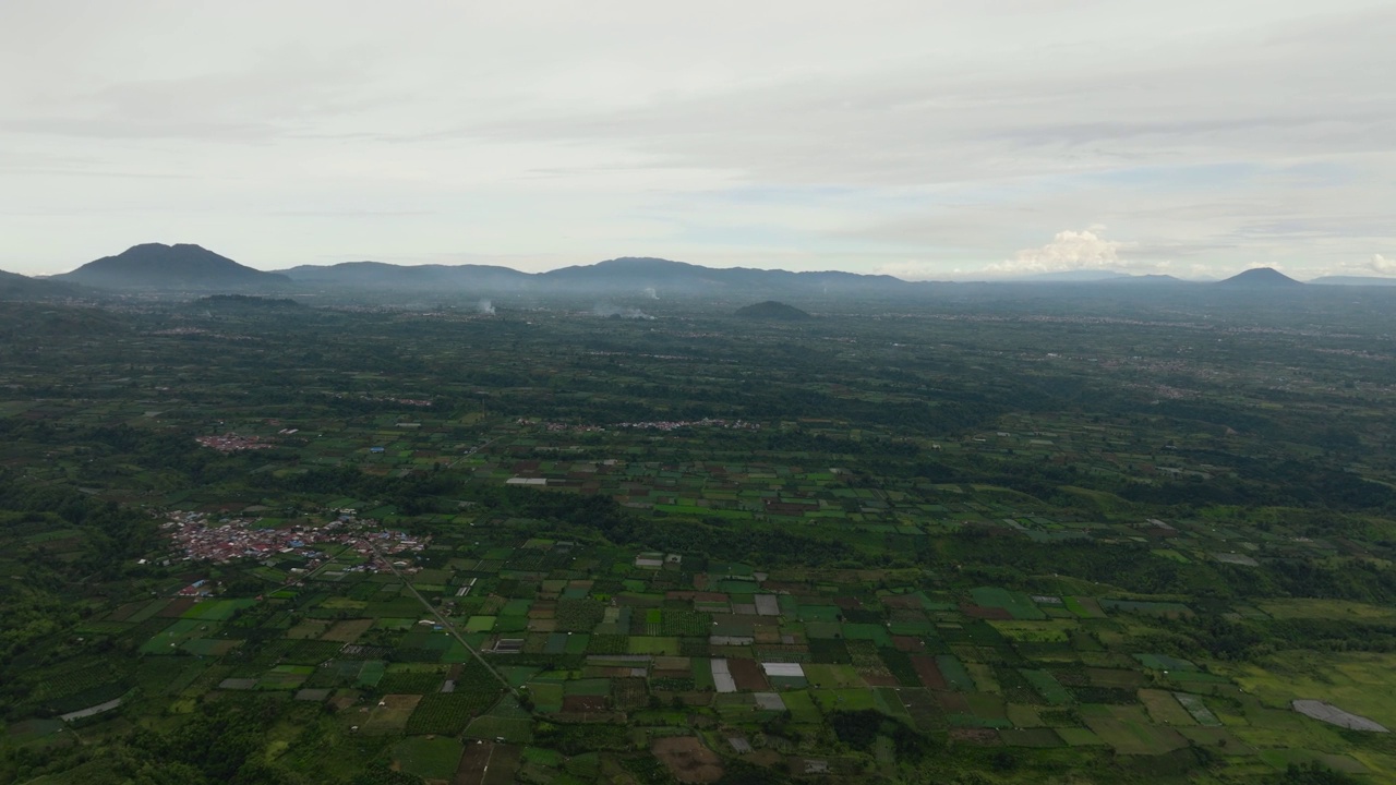 农业用地和山地。印度尼西亚苏门答腊。视频素材