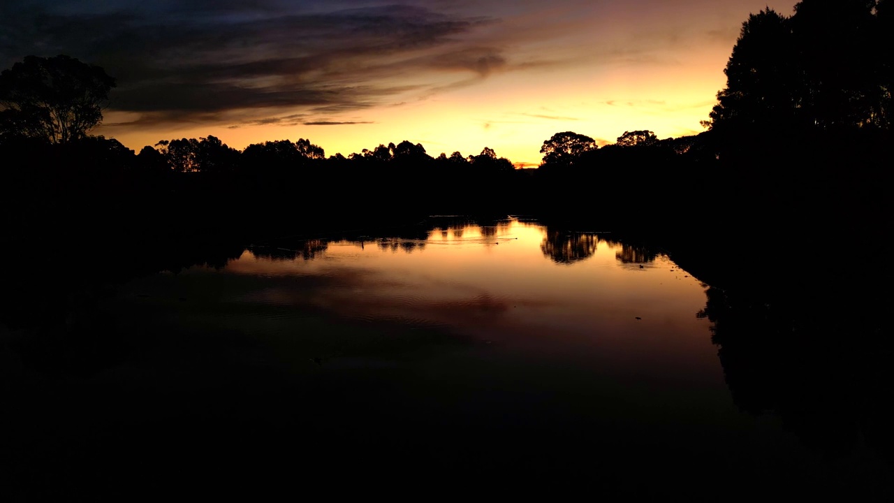 夕阳海的景观与剪影山和橙色的天空在地平线上视频素材