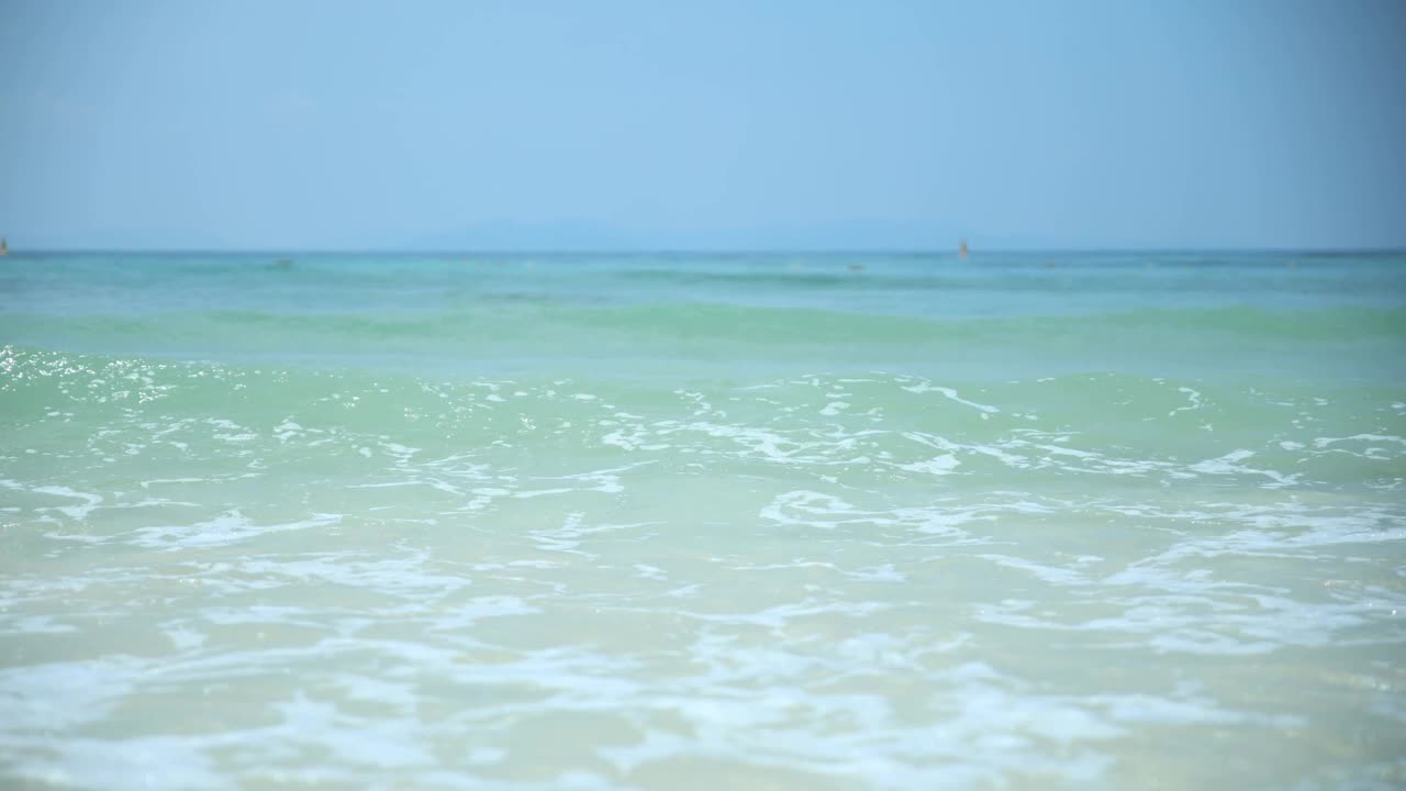 海浪在海边的沙滩上泛起泡沫。高质量的4k视频。视频素材