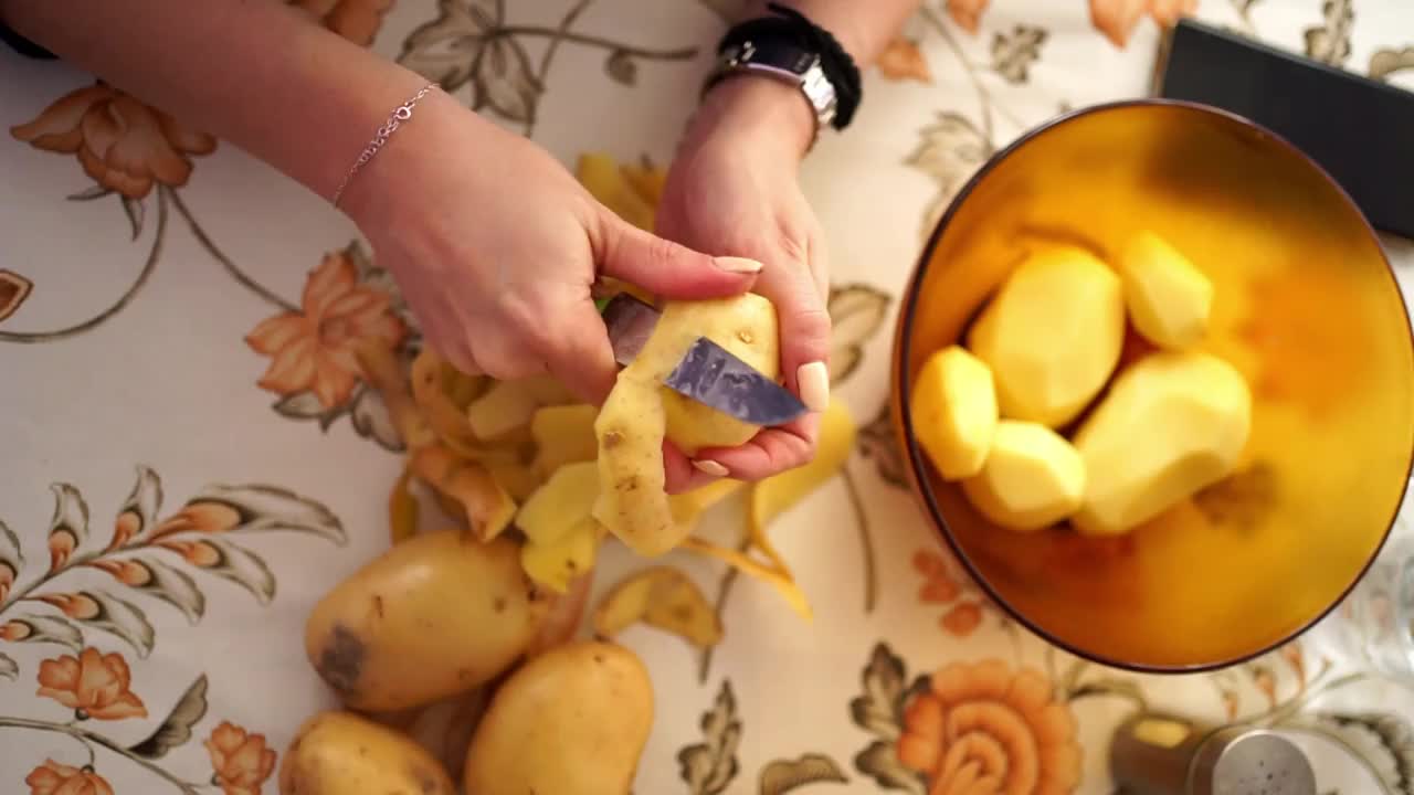 女人的手削土豆的特写视频视频素材