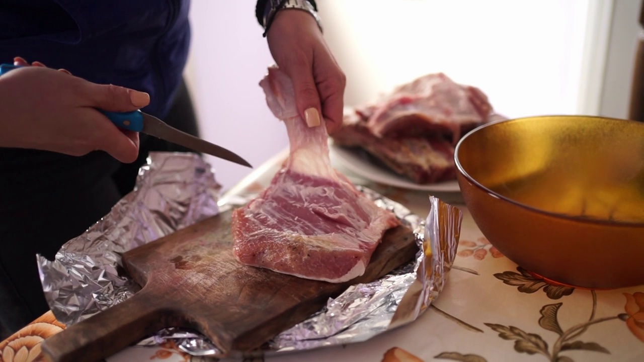 女人的手切肉的特写视频视频素材