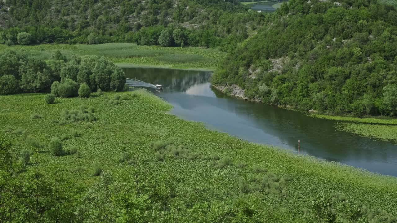 小船在流入斯卡达尔湖的河流上视频素材