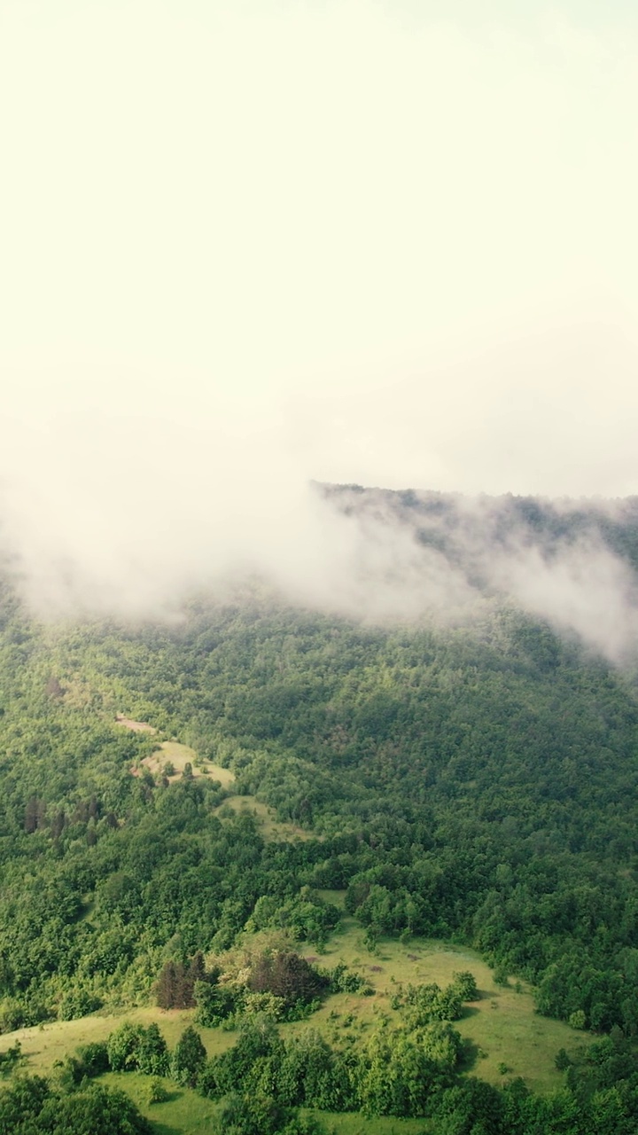 晨雾笼罩着群山视频素材