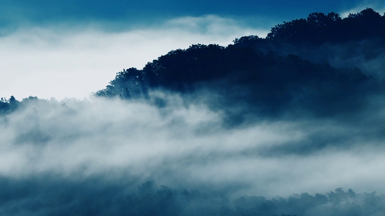 在雾蒙蒙的天气里欣赏美丽的山景视频素材