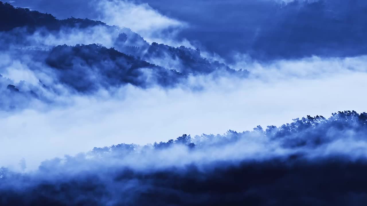 在雾蒙蒙的天气里，美丽的山林景观视频素材