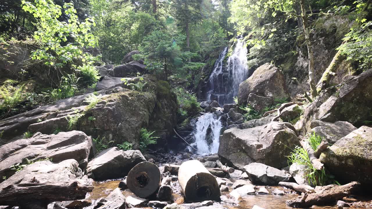 法国孚日山脉的腱瀑布视频素材