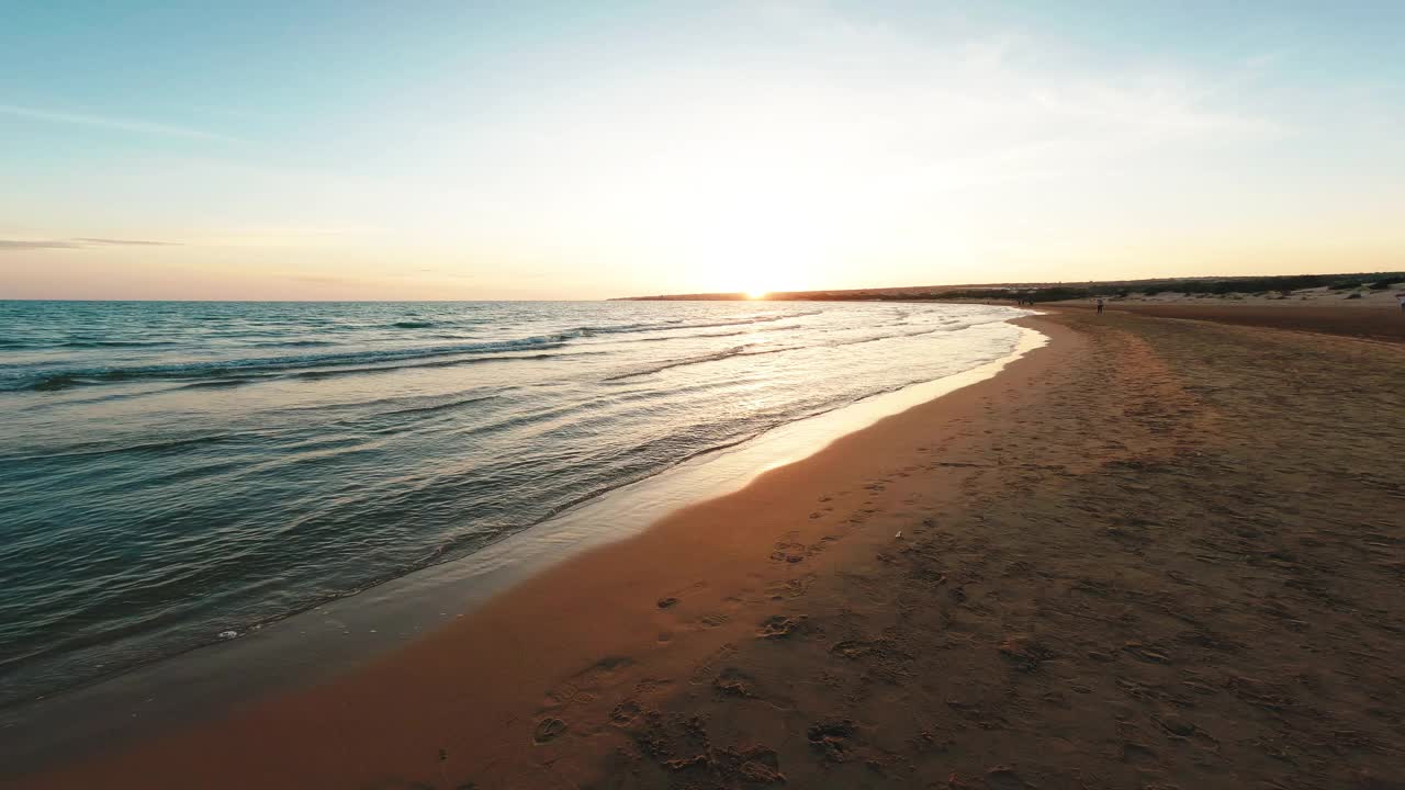 夕阳西下，漫步在西西里岛浪漫的海滩上视频素材