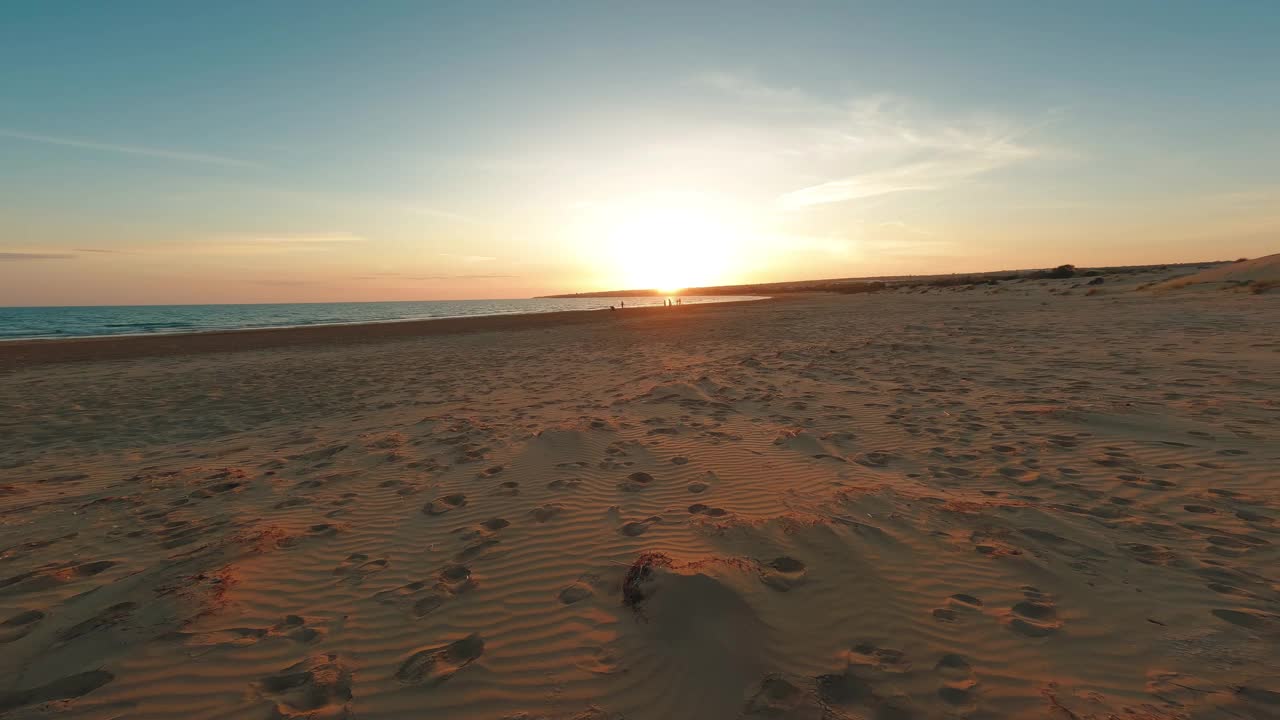 夕阳西下，漫步在西西里岛浪漫的海滩上视频素材